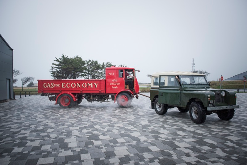 Illustration for article titled The Isle Of Man Threw One Hell Of Farewell Party For The Land Rover Defender